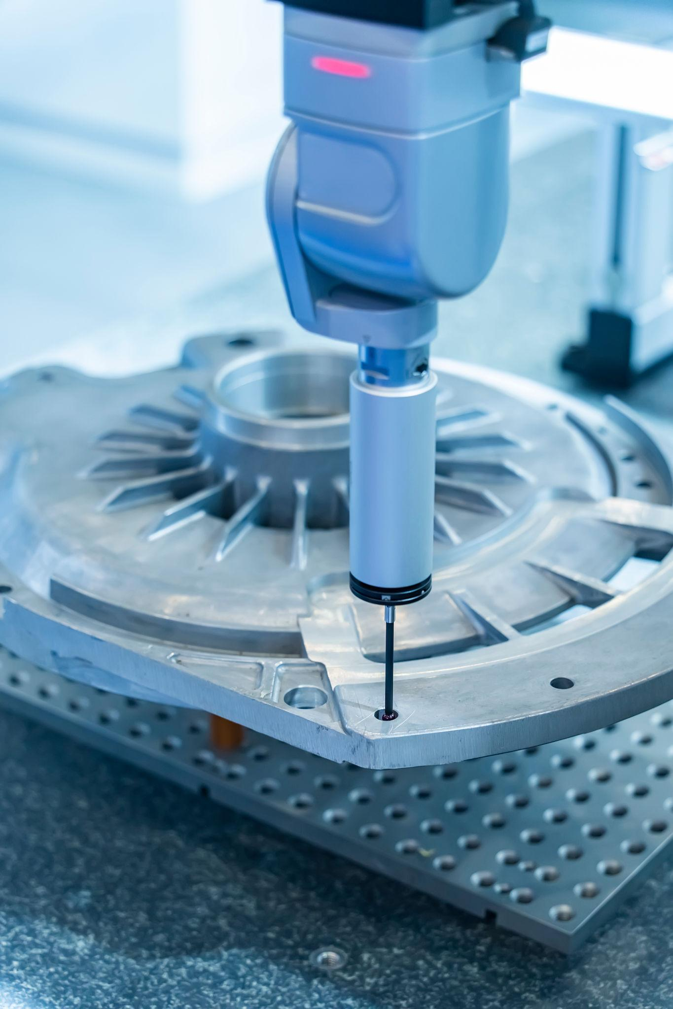 CMM koordinat ölçüm cihazıyla metal parçanın 3D ölçümü