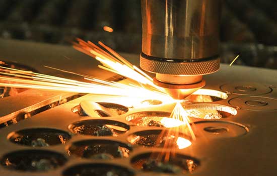 Lazer kafasıyla sac metal kesimi